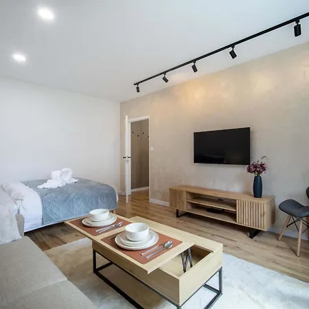 Elegant With Balcony - 30 Min From Centre