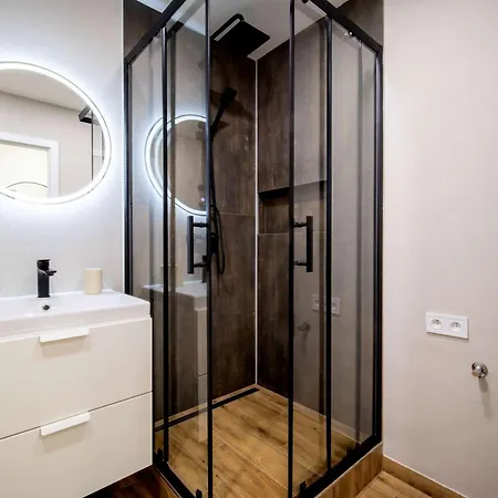 Elegant With Balcony - 30 Min From Centre Apartment