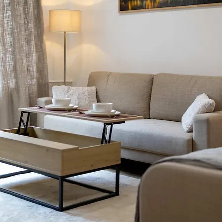 Elegant With Balcony - 30 Min From Centre Apartment *