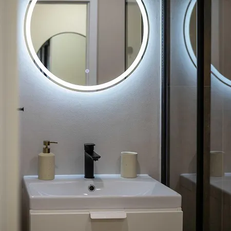 Elegant With Balcony - 30 Min From Centre